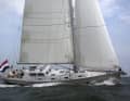 Lo yacht in alluminio è dotato di una tuga