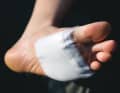 Ne pas trop serrer le bandage, contrôler souvent la circulation sanguine.