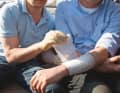 Coprire ulteriormente l'ustione con una medicazione e fissarla delicatamente con una garza. Consultare un medico!