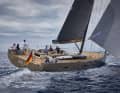 Le bateau est divisé : Les invités se détendent dans le cockpit avant, le travail se fait à l'arrière

  