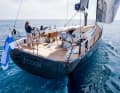 The winches can be operated from the wheels, halyards are deflected aft
