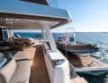 The veritable tender is lifted out of the water electro-hydraulically with the bathing platform