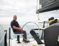 Unique en son genre ! Poste de pilotage en position haute et tout à fait à l'extérieur - on peut ainsi ramer en étant assis ; pour barrer debout, il y a une position...