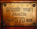 Das Werftschild erinnert heute noch an den Bau des Schiffes vor 86 Jahren