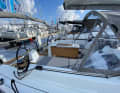 The cockpit is quite narrow in the table area and the benches are quite short, at least for lying down. Because of the hatches to the aft cabin and wet room, there is unfortunately no support to lean against if you want to sit with a view over the stern