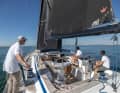 Cockpit central avec deux postes de pilotage. L'homme de barre est bien protégé tout en ayant une vue d'ensemble parfaite.