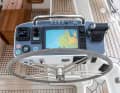 Une pratique courante dans cette classe. Poste de pilotage à bouton poussoir, qui fait du Hallberg Rassy 50 un véritable yacht pour équipage réduit.