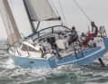 Denkt man sich Tisch und Windschutzscheibe weg, entspricht das Cockpit dem eines Racers – Großschot und Traveller kann der Rudergänger bestens bedienen