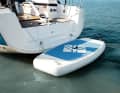Innovativer Spaßmacher. Die aufblasbare Badeplattform kann zum Segeln am Heck aufgeholt oder entlüftet in der Backskiste gelagert werden