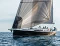 Simple and beautiful. The elongated lines, the low freeboard and the moderate deck leap characterise the look of the new J/45