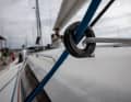 Les angles de traction des écoutes des voiles d'avant peuvent être réglés dans toutes les directions possibles grâce à des anneaux de renvoi volants.