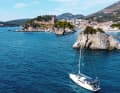 Yacht vor der Stadt Parga am Festland. Ein schöner Stopp für den Rückweg
