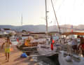 Der Stadthafen von Sami auf Kefalonia im Abendlicht. Am Ufer gibt es viele Tavernen und Bars