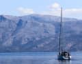 Segelyacht am Fuß der Berge des Festlands bei Palaraios