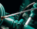 4. check the fill level Nevertheless, a check is essential. Wipe the dipstick well. The fresh oil is still almost transparent and difficult to recognise