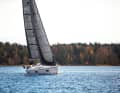 The jibs are relatively far inboard, so theoretically an overlapping genoa can also be used