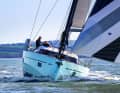 Powerful appearance. The Oyster 495 is a very voluminous ship. The massive cabin superstructure with the all-round window strip is typical of the brand