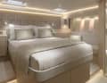 Les avantages du cockpit central sont surtout visibles dans la cabine principale à l'arrière, qui s'étend sur toute la largeur du bateau. Le lit double est immense et il y a une salle de bain privée avec une douche séparée.
