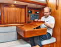 Arcona 385    Flexible Lösung mit einem verschiebbaren Kartentisch. Sitzposition in Fahrtrichtung