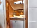 Dehler 38 SQ    Großzügig eingeplantes Bad mit hoher Funktionalität und reichlich Stauräumen