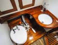 Il bagno con doccia si trova al centro della nave, dove c'è poco movimento.