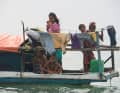 
Supachai Veerayutthanon ,Thailand, 1. Platz 

Die Bajau verbringen seit vielen Generationen, von der Geburt bis zum Tod, von jung bis alt, ihr ganzes Leben auf ihren Booten. Sie sind weder Bürger der Philippinen noch Indonesiens oder Malaysias. Das Meer ist ihr Geburtsort und ihr einziges Zuhause auf Erden.