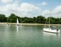 Für den Ausflug an den Strand kam auch die Sonne heraus. Dank aufholbarer Anhänge, kommen fast alle Boot bis ans Ufer