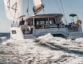 Les postes de pilotage sont installés à l'arrière, au niveau du plancher du cockpit.