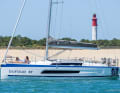 Aggressive, sporty look with many edges. The visually elongated hull window in the recess is striking