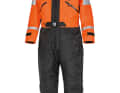 Fladen Floating Suit
Aus dem Angelbereich stammt der günstige 848XR von Fladen. Er hat 50 Newton Auftrieb und ist zertifiziert für die Euronorm-Kategorie D. 260 Euro

www.fladenfishing.de
