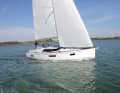 The overlapping genoa is standard equipment. A self-tacking jib is possible as an alternative