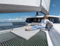 Relaxtes Reisen. Die optionalen Liegepolster auf dem Vorschiff laden zum Sonnenbaden ein