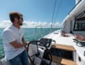 Les deux postes de pilotage sont certes installés bas à l'arrière, mais permettent néanmoins une bonne visibilité vers l'avant et dans les voiles.