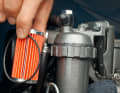 4. Feinfilter tauschen    Hinter der Förderpumpe und vor der Einspritzpumpe sitzt der Feinfilter. Auch hier sollte das Filterelement erneuert werden