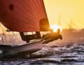 Dieses Bild von Robert Hajduk zeigt ein polnisches 49er-Team bei Sonnenuntergang vor Gdansk