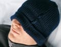 Eine Mütze Schlaf: Der Umschlag über den Augen hilft beim Powernap tagsüber