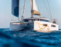 Nautitech 44 Open: Um die zu Bavaria gehörende Marke war es lange ruhig. Jetzt soll der 44 Open neuen Schwung bringen. Er ähnelt zwar nicht visuell, aber konzeptionell in vielem dem Excess 14. Daten: Rumpflänge 13,30 m, Breite 7,36 m, Tiefgang 1,45 m, Gewicht 10,9 t, Segelfläche 106 m², STZ 4,6; nautitechcatamarans.com 