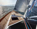 The jib halyard is operated on the mast. The rail for the self-tacking jib sits on a pedestal