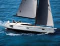 Oyster 495: Neuestes und kleinstes Mo­dell der britischen Nobel­werft – eine Superyacht im Kompaktformat, die auch stilistisch mit Flushdeck und flachem Kajütaufbau zu überzeugen weiß. Daten: Rumpflänge15,15 m, Breite 4,77 m, Tiefgang 2,28 m, Gewicht 21 t, Segelfläche 125 m², STZ 4,1; oysteryachts.com 