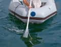 Quando si pesca, la pagaia viene fatta ruotare avanti e indietro davanti alla prua.