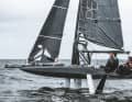 Peacoq in voller Aktion, bereits ab zehn bis zwölf Knoten Wind hebt der Foiler ab