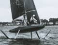 Die beiden V-Foils geben dem Boot viel Stabilität im Vergleich zu einer reinen T-Foil-Konstruktion wie beispielsweise der Moth-Klasse