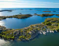 Piscina nel Mar Baltico. A Björkö si trova un grande lago interno. È l'unico di tutto l'arcipelago e l'isola è una popolare destinazione di crociera.