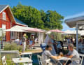 Högsåra: situato non lontano da Korpoström. Ormeggio nel porto turistico. Nelle vicinanze si trovano un bar e una spiaggia. Gustate una pizza o un'ottima insalata nel giardino del ristorante dell'isola.