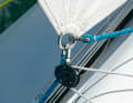 Des aides au réglage : Pour optimiser la position de la voile d'avant, un barberholer peut être utile. Peu importe que l'écoute doive être ajustée vers l'intérieur ou l'extérieur : Les cosses ou les poulies doivent être placées au bon endroit et des ferrures supplémentaires doivent éventuellement être montées sur la structure. La meilleure façon de déterminer cela est de faire un essai de ferrage et d'utiliser des voiles provisoires.