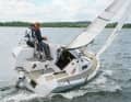 Le Sailart offre deux positions d'assise : en bas sur la dunette et en haut sur le pont de roulement prolongé vers l'arrière. La sangle dans le dos assure le maintien