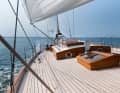Ein schieres Deck mit flachen kastigen Aufbauten und riesige Dorade-Lüfter prägen  den Anblick der „Scarabee“
