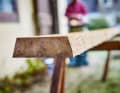 Teak hat die besten Eigenschaften für Scheuerleisten, ist aber ethisch bedenklich.