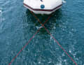 ... il est préférable de croiser les amarres : le bateau retrouve ainsi tout seul sa trajectoire et peut même être dirigé depuis le bateau.