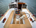 This cockpit made of Flexiteek on a Sirius looks very authentic, thanks to the structure and the slightly uneven colour of the covering. Even the seemingly solid helmsman's seat is well reproduced. And the material can be laid curved